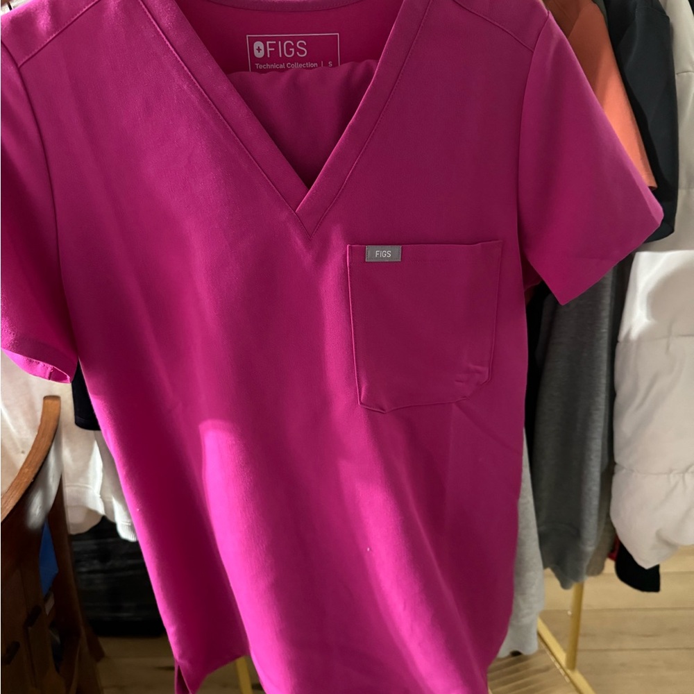 Figs Magenta Catarina Scrub Top & Zamora high waisted joggers